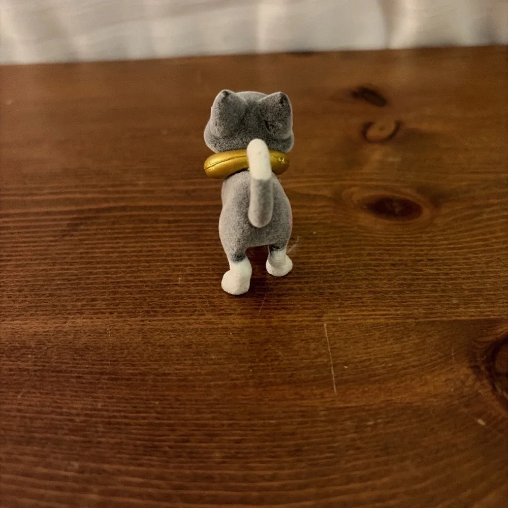 Barbie Pets Series 13 Tuxedo Cat‎ Gold Neck Pillow Mini Flocked Toy Figure